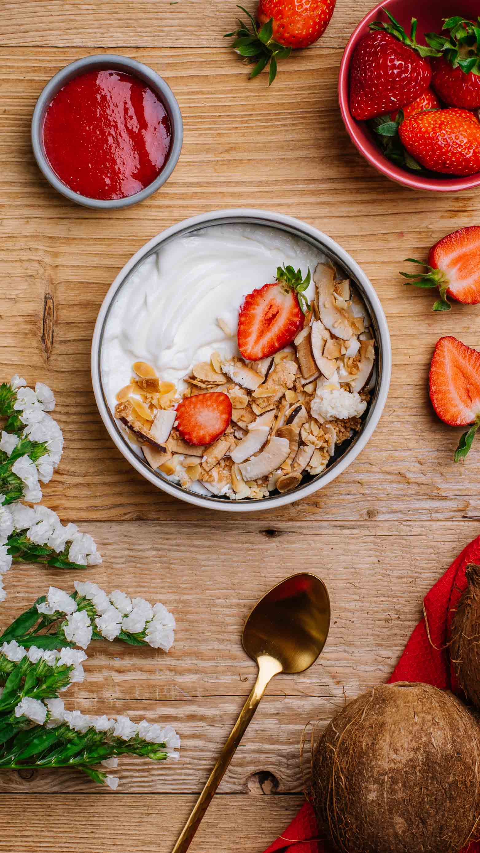 Keto granola raffaello, jogurt grecki, mus truskawkowy
