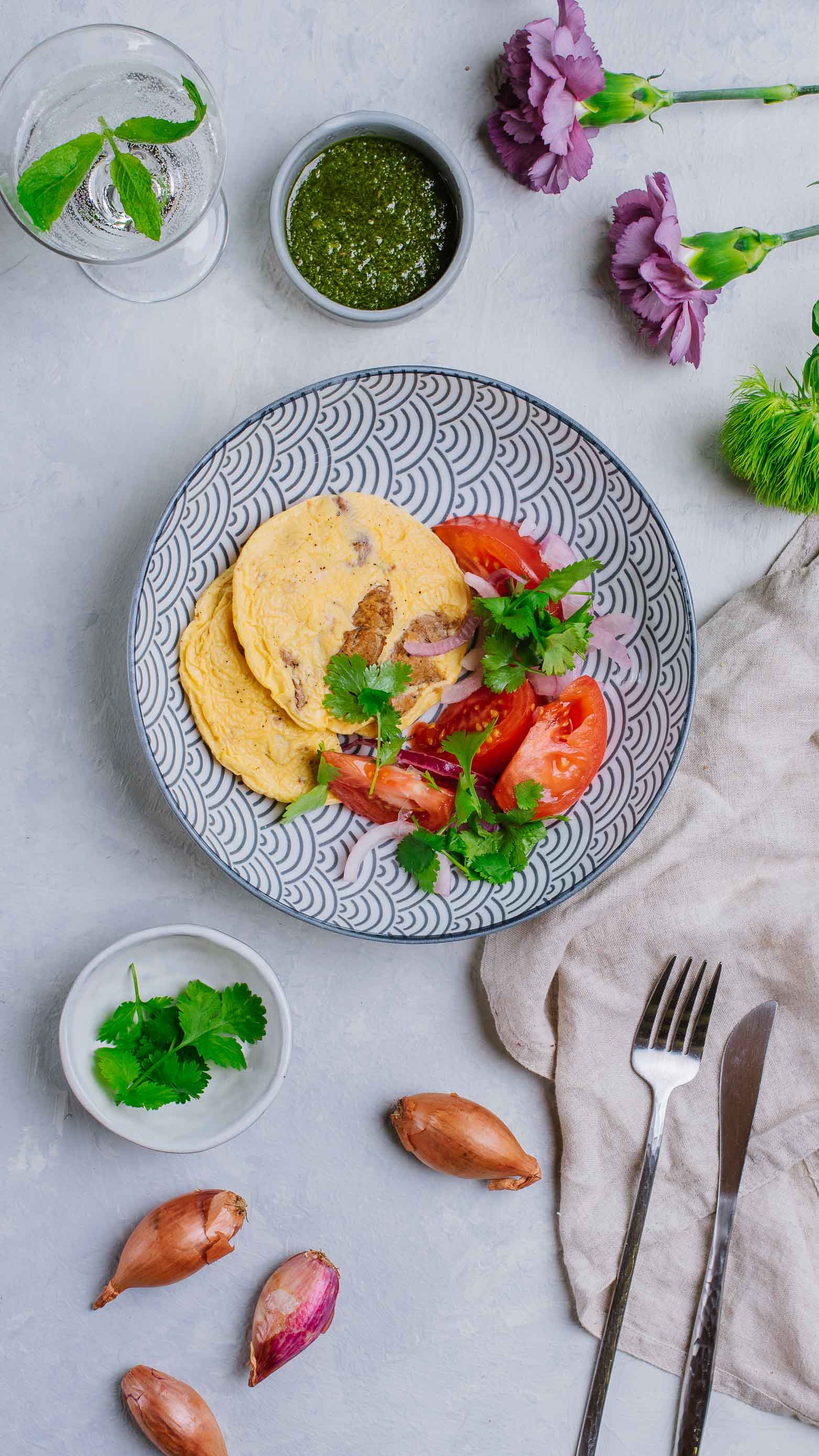 Mini omlety z wieprzowiną Texas-BBQ, salsa verde, pomidory malinowe z czerwoną cebulką