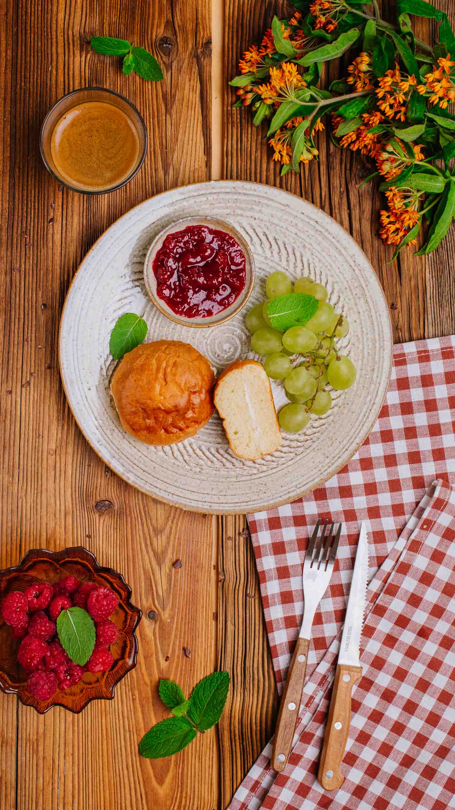 Sycylijski brioche, waniliowy krem z ricotty, konfitura malinowa, winogrona