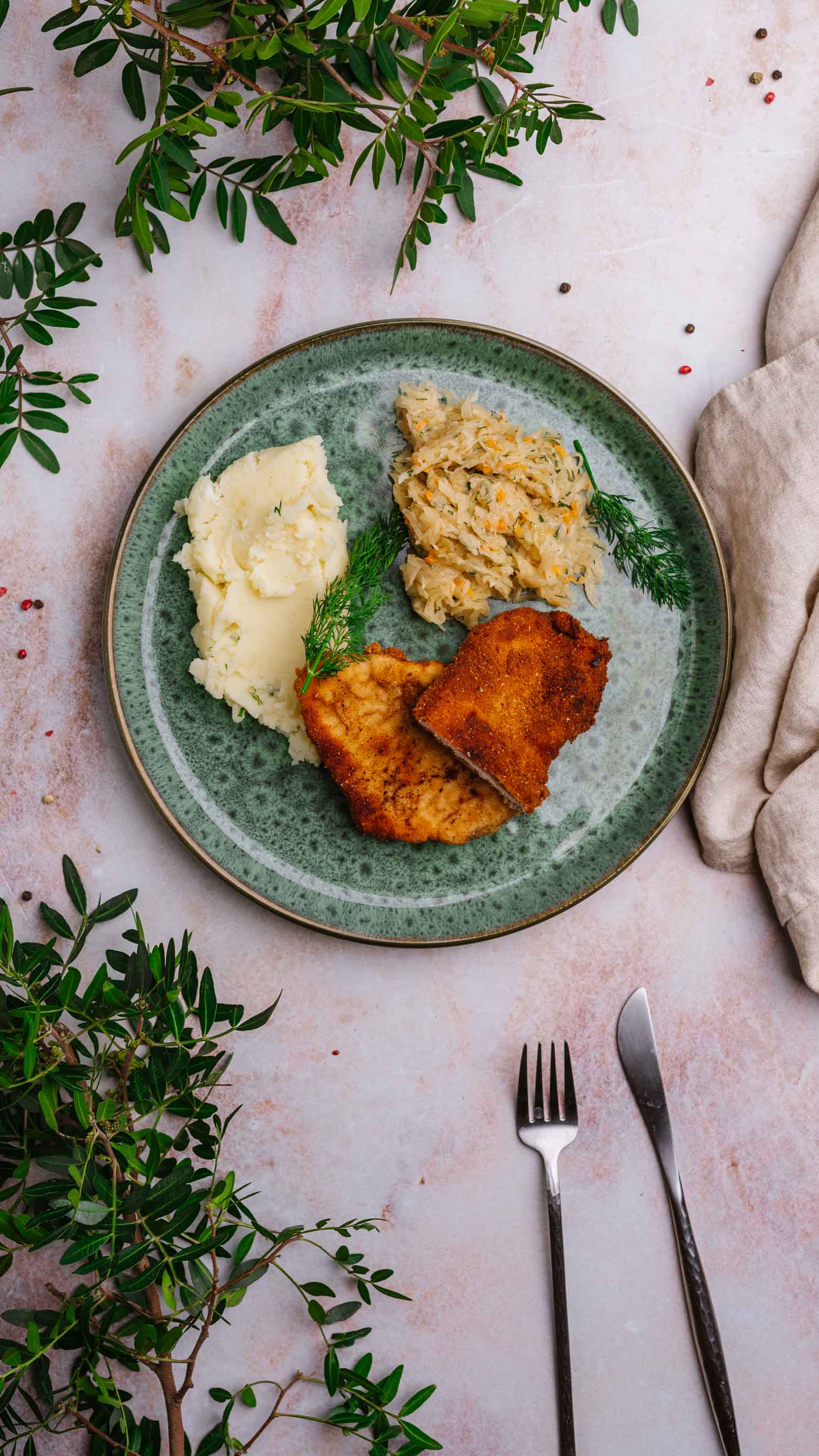 Tradycyjny kotlet schabowy, puree ziemniaczane, młoda kapusta zasmażana z koperkiem