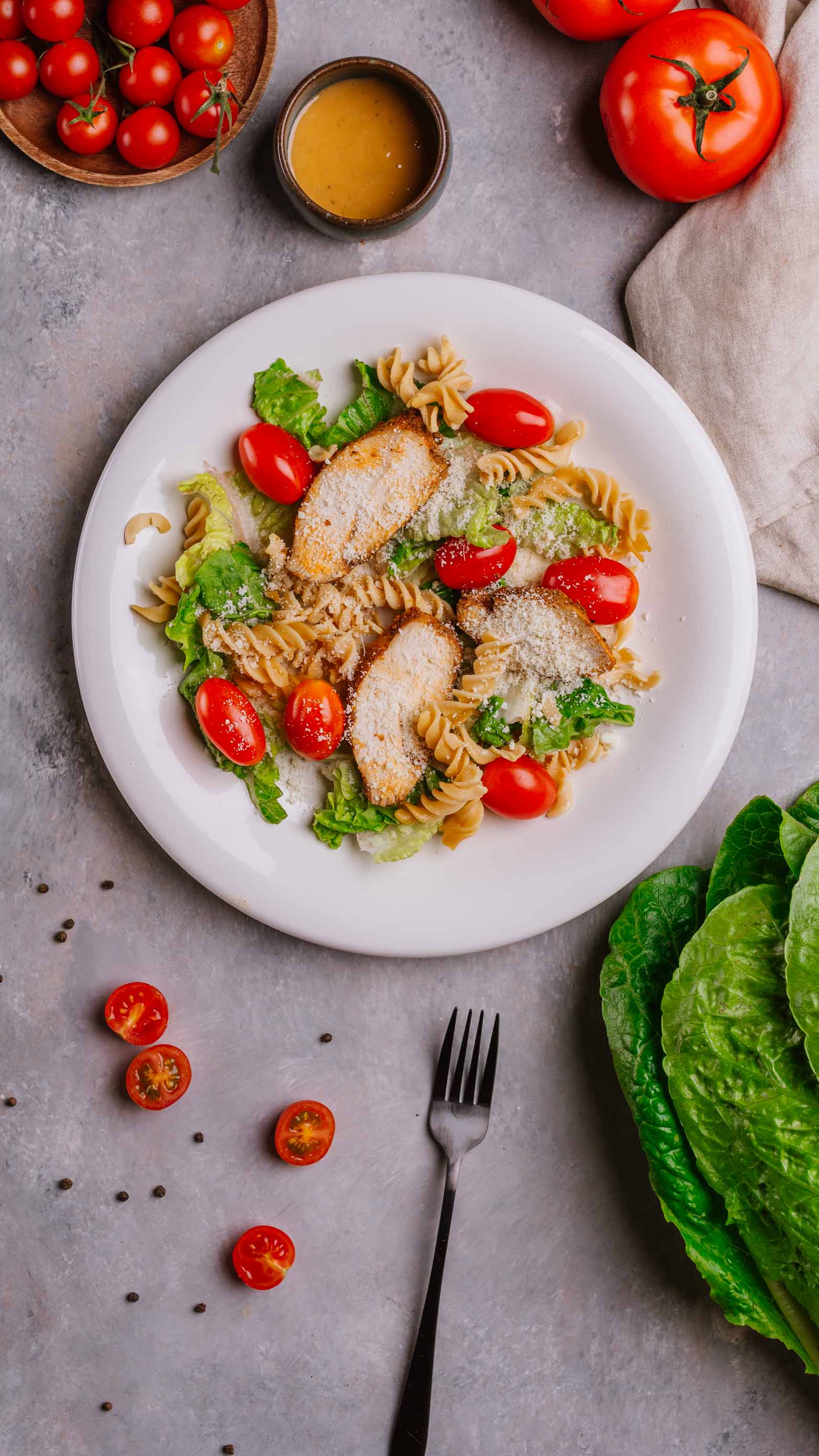 Sałatka z makaronem proteinowym, kurczakiem, parmezanem, pomidorkami i sałatą rzymską, italian dressing