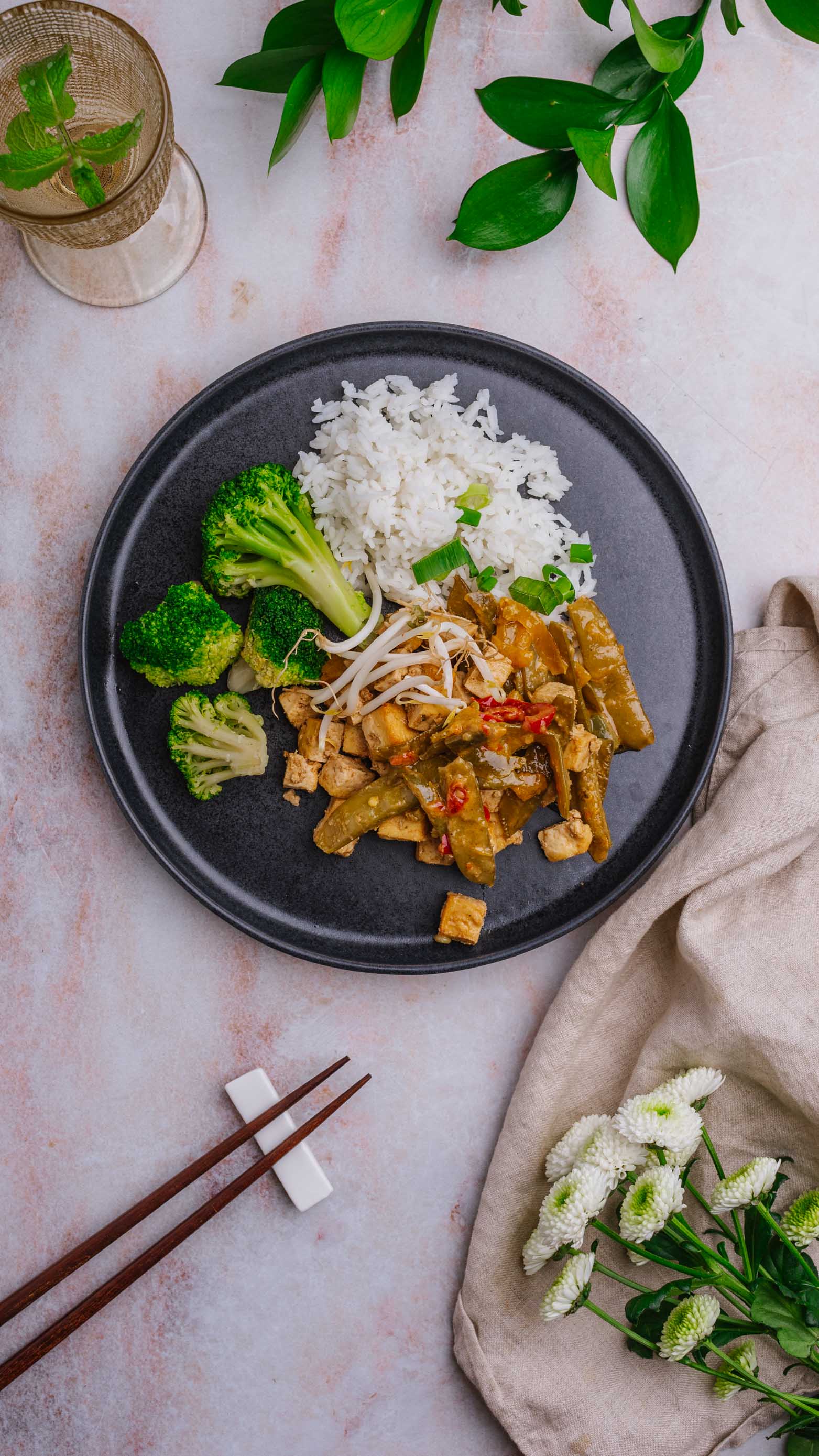 Azjatyckie tofu z warzywnym stir fry, ryż jaśminowy, brokuł
