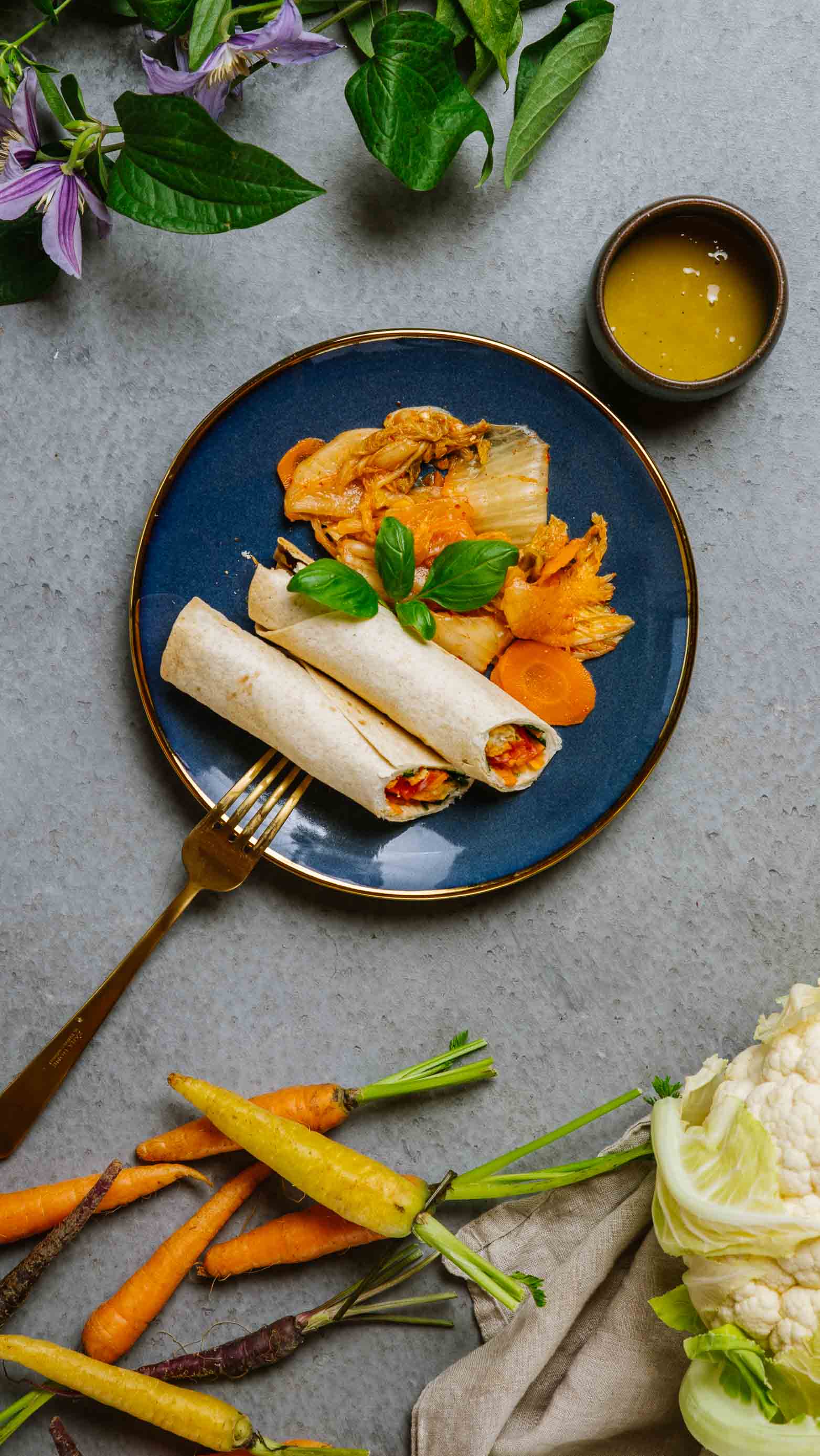 Wrap z nierybnymi paluszkami i marchewką julienne, sos na bazie ponzu, kimchi