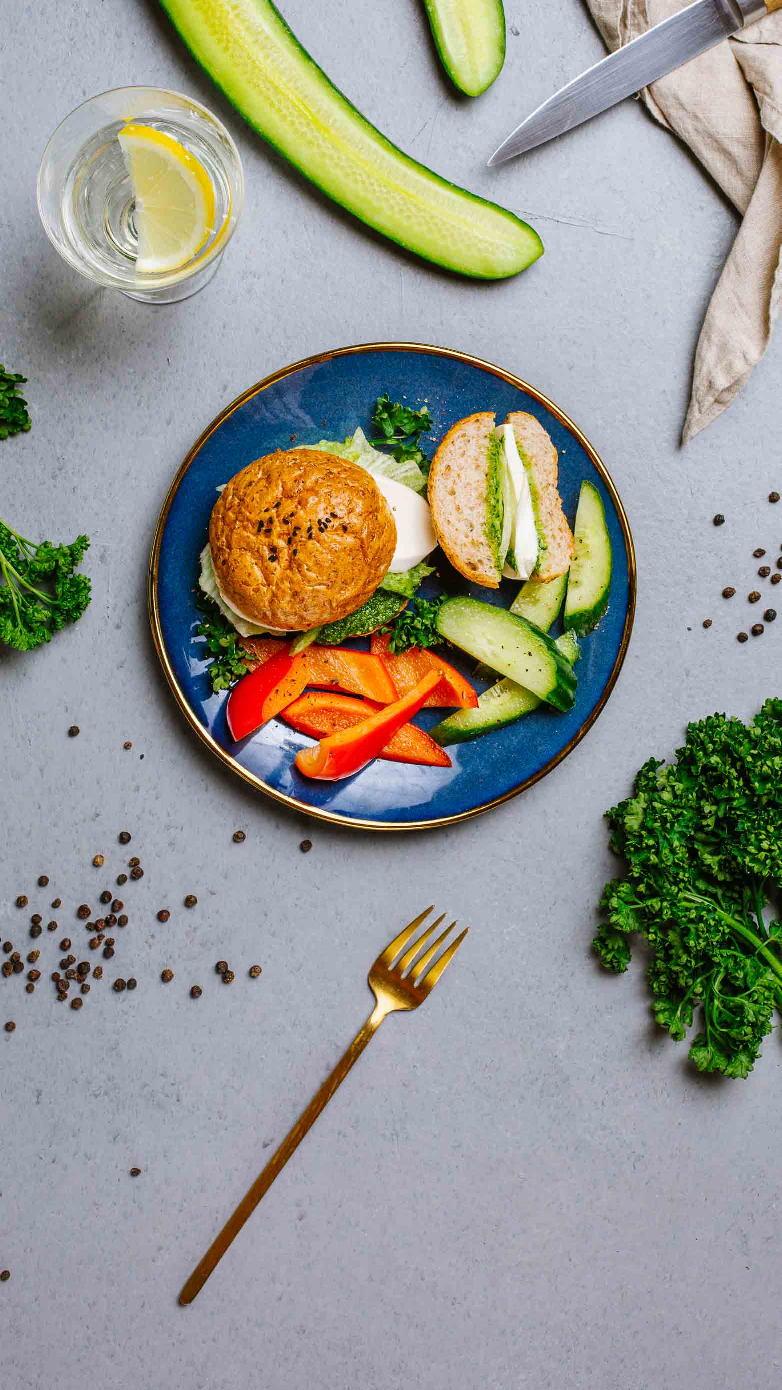 Bułka z mozzarellą i pesto pietruszkowym, świeże warzywa