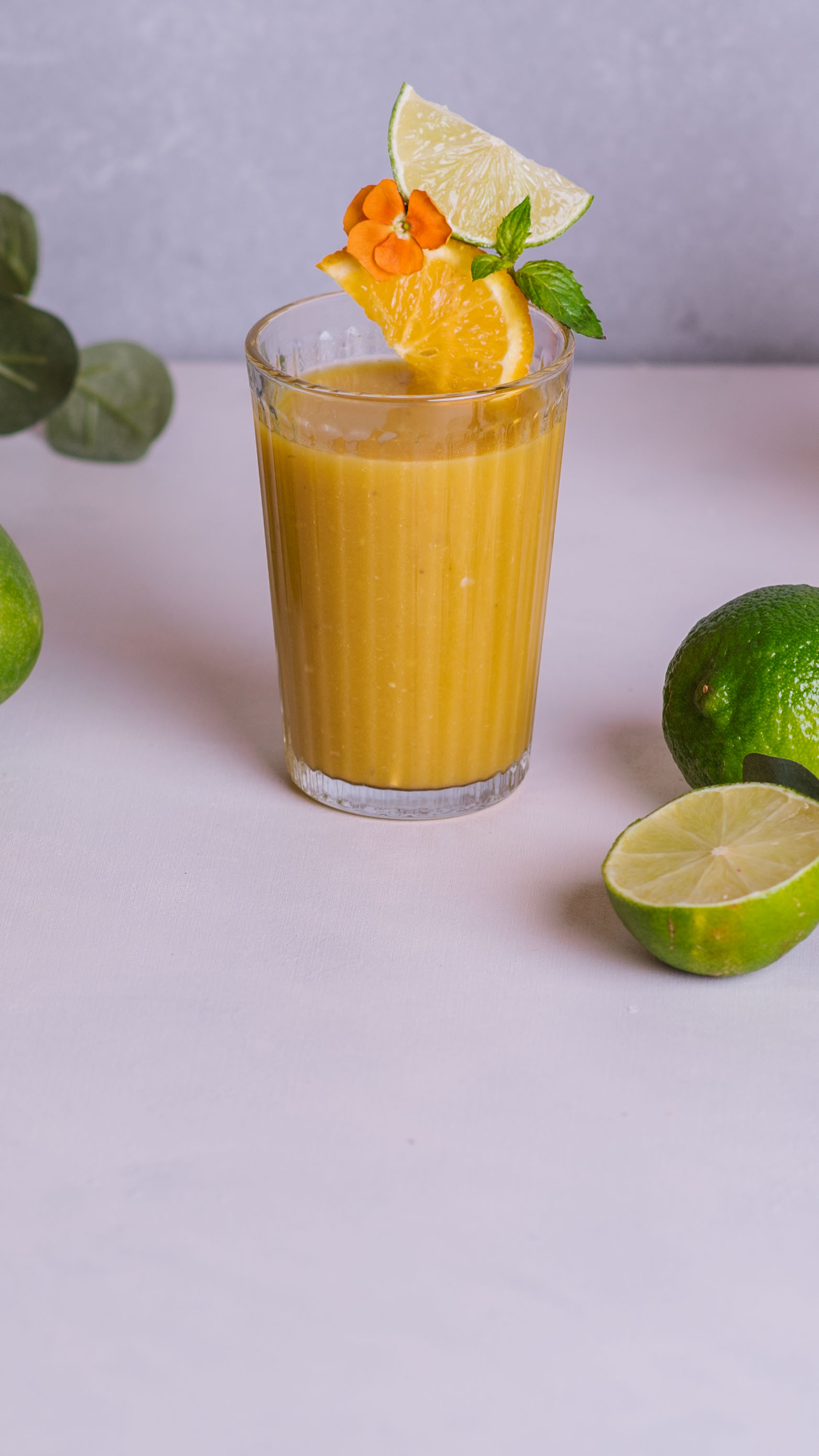 Smoothie: pomarańcza, mango, banan, limonka