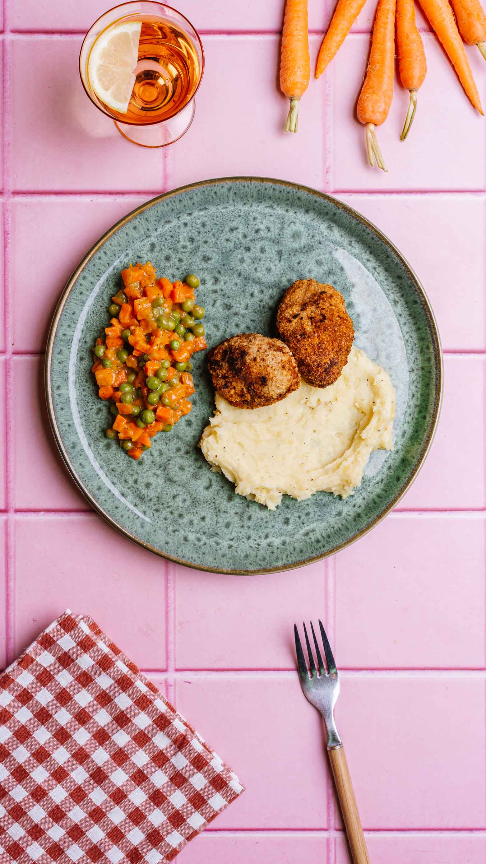 Kotlet mielony, puree ziemniaczane z masełkiem i śmietaną, marchewka z groszkiem