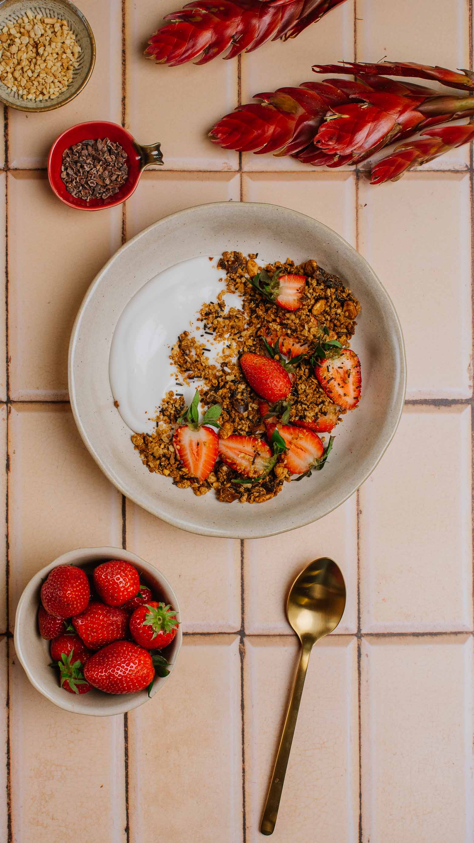 Granola snickers z karmelizowanymi orzeszkami ziemnymi, jogurt kokosowy, truskawki