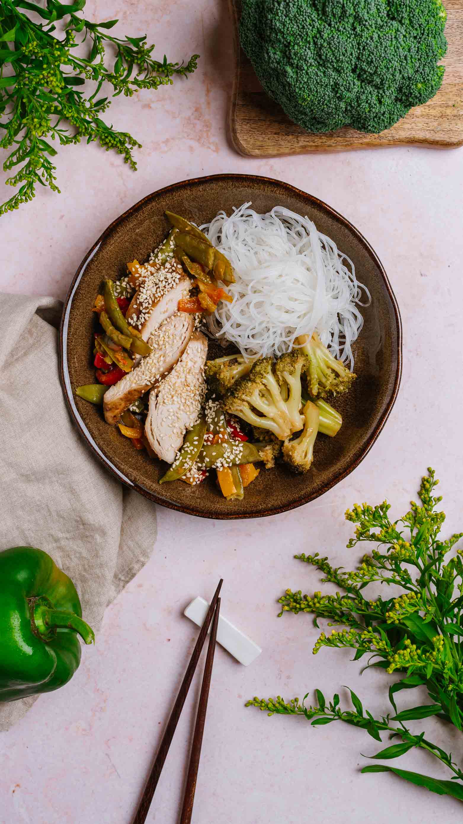 Makaron sojowy z warzywami, kurczakiem stir-fry i sezamem, brokuły pieczone w sosie teriyaki