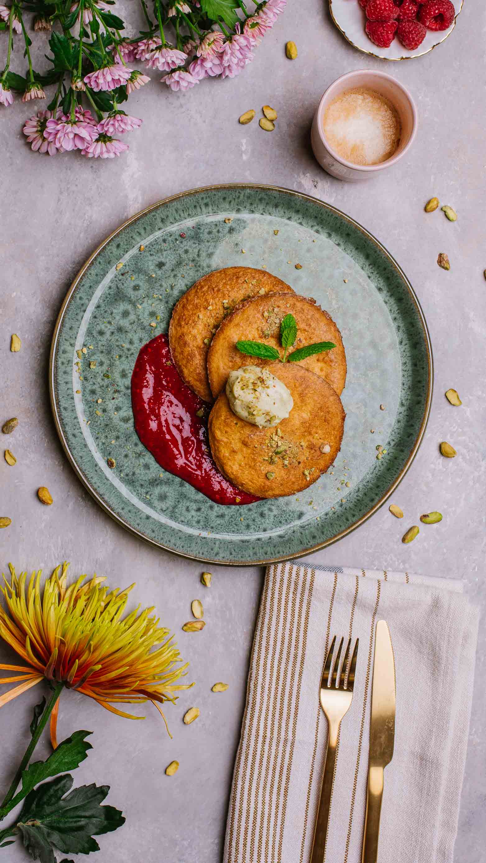 Keto mascarpone pancakes, pasta pistacjowa, mus malinowo-wiśniowy