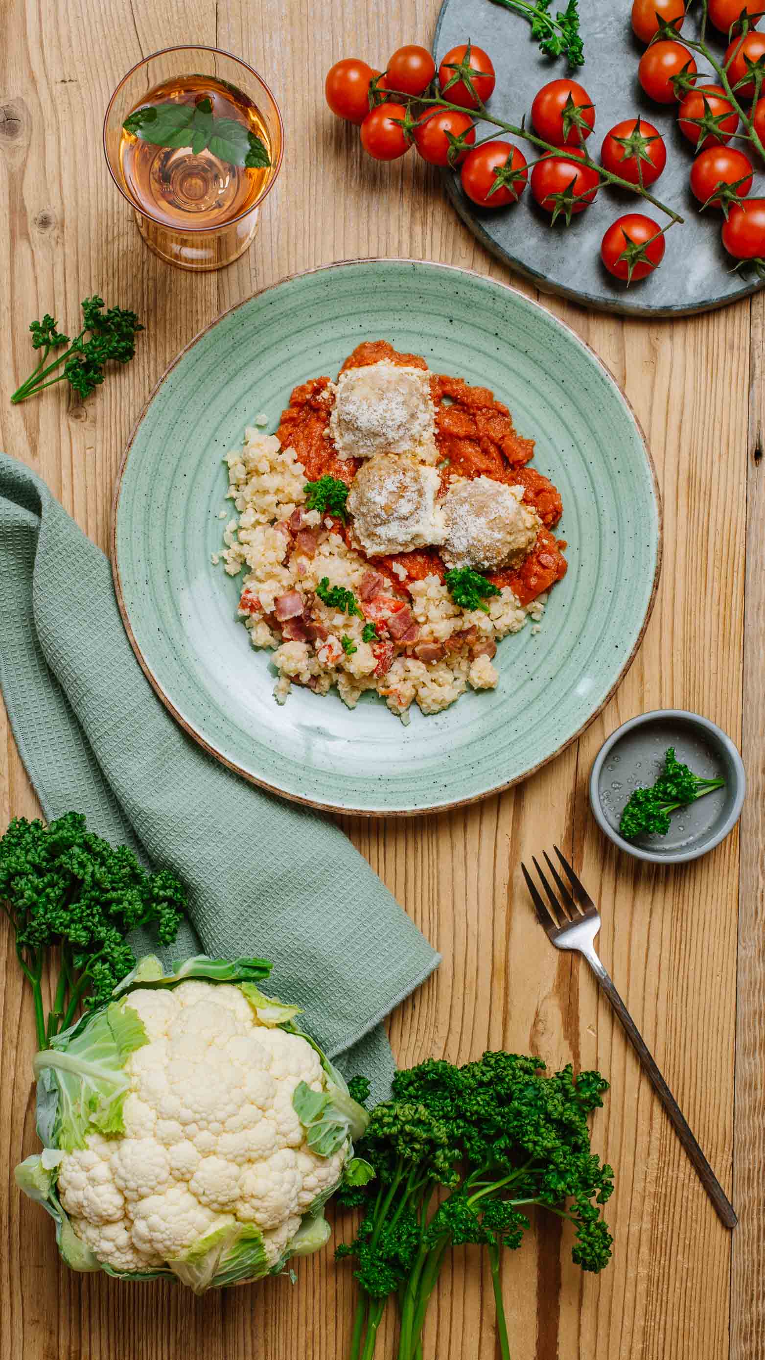 Drobiowe keto klopsiki nadziewane serem, sos pomidorowy, kalafiorowe risotto z boczkiem