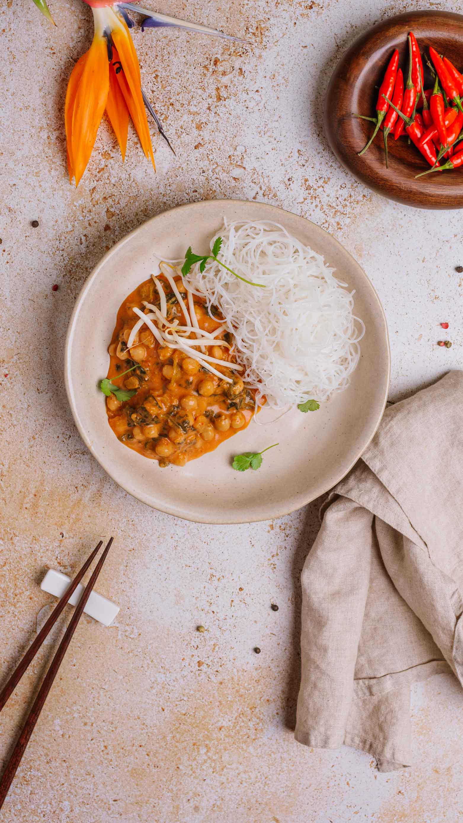 Tajskie curry z cieciorką w mleczku kokosowym, ze szpinakiem i kiełkami fasoli mung, makaron sojowy