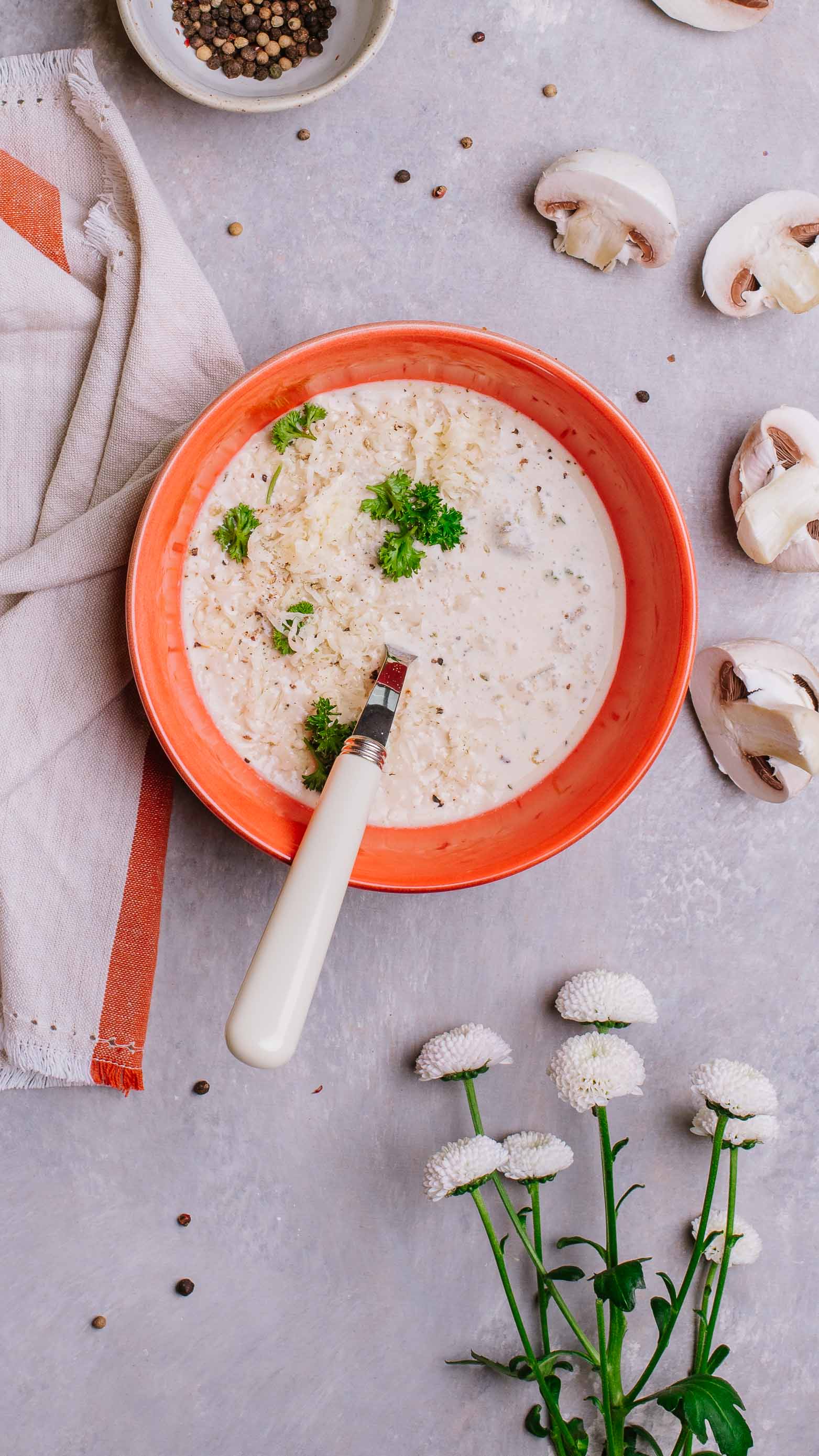 Keto zupa śmietanowo-grzybowa z pieprzem i serem cheddar