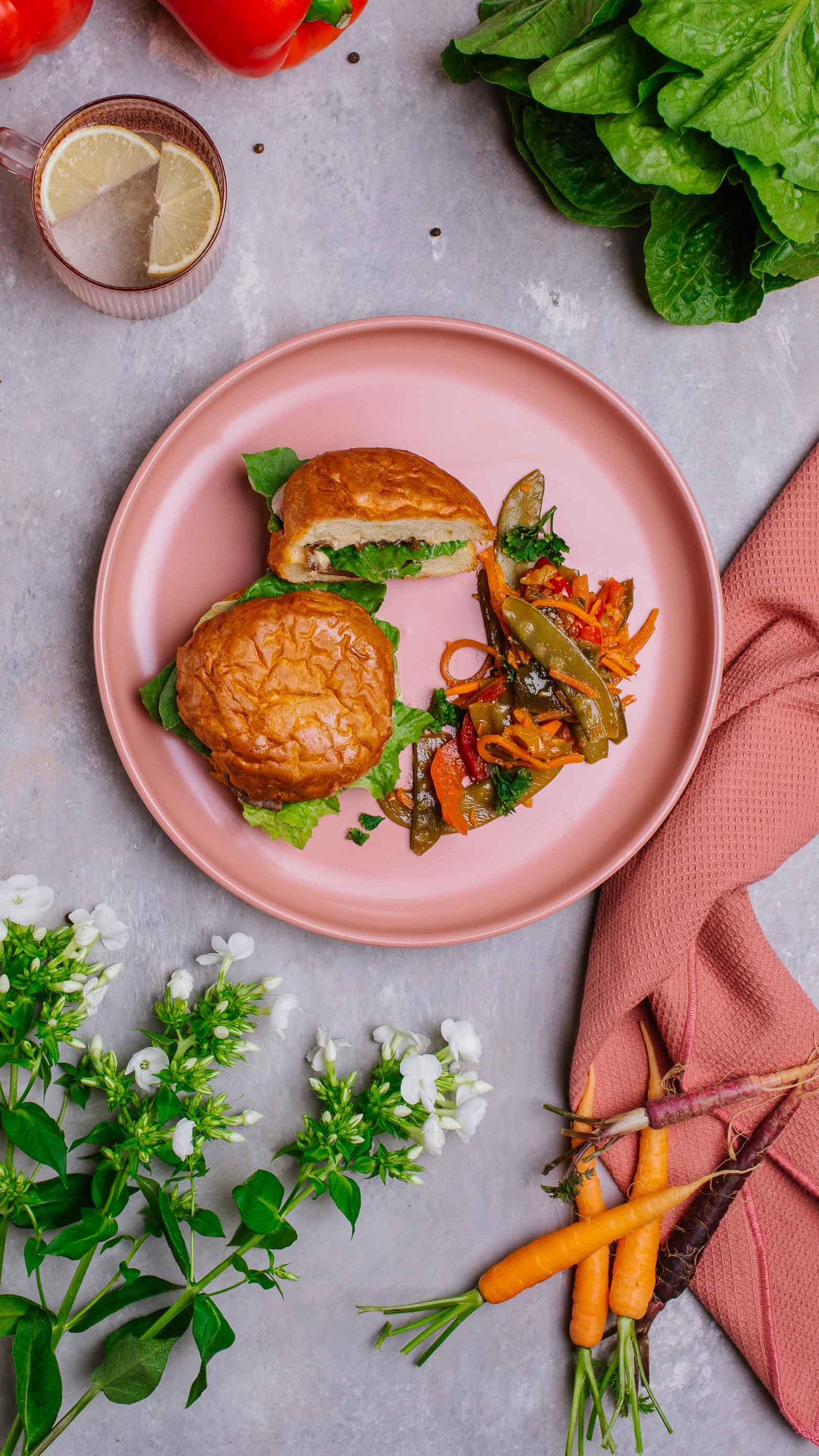Burger w brioszce z plastrami marynowanej kaczki, piklowaną cebulką i sałatą rzymską, miso mayo, warzywa stir fry