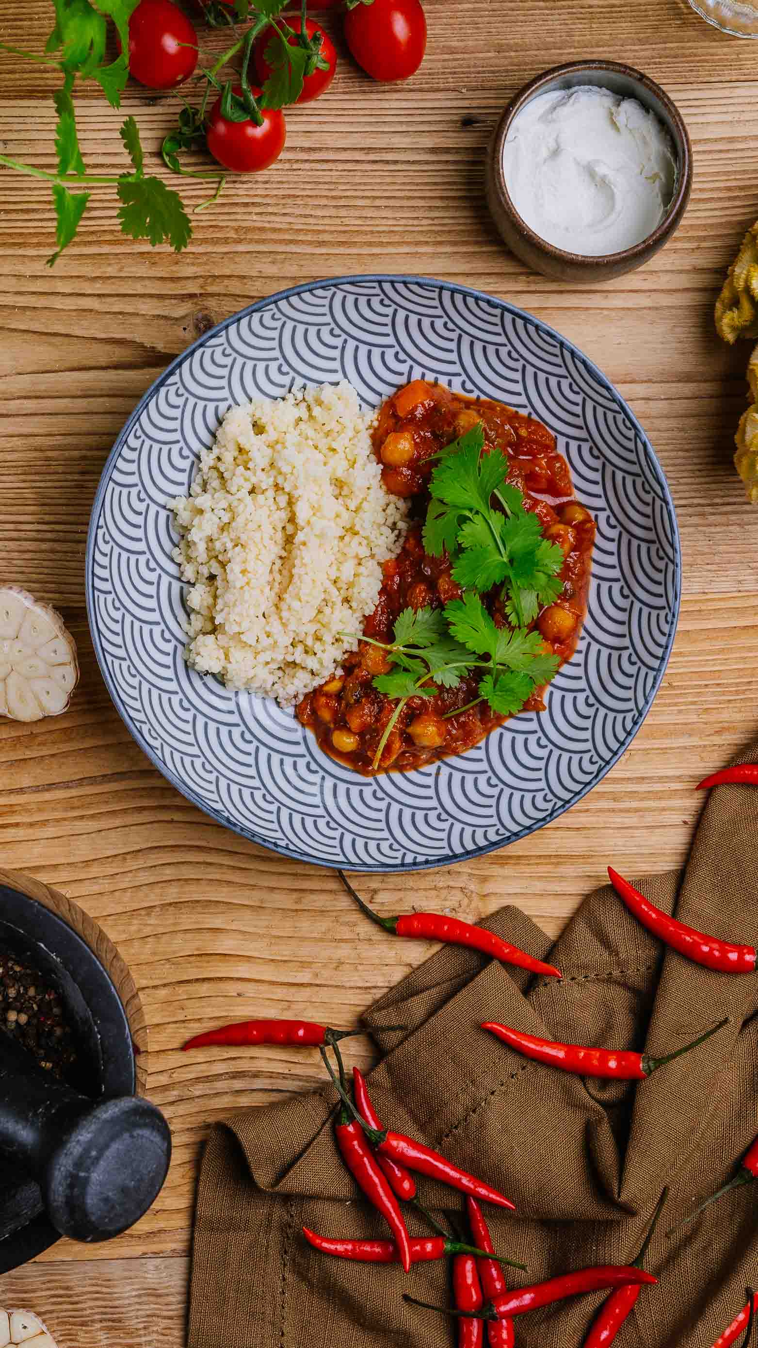 Tunezyjski gulasz z cieciorką, papryczką chilli i daktylami, labneh, cytrynowy kuskus