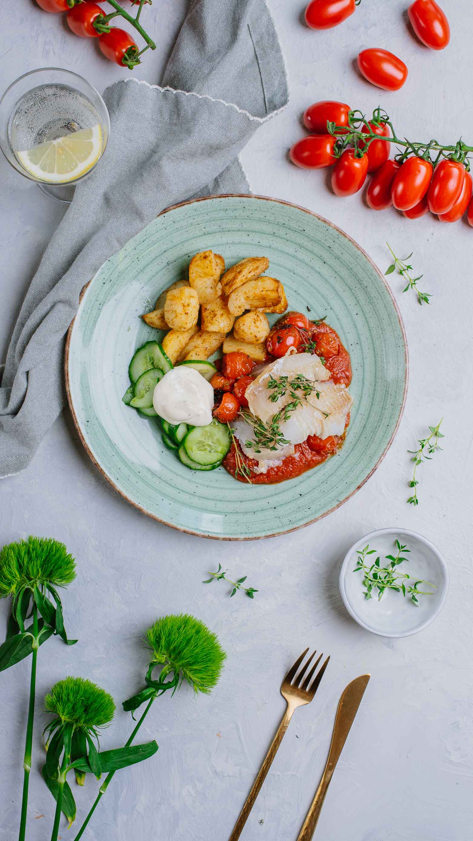 Karmazyn w pomidorach z tymiankiem, pieczone ziemniaczki, mizeria