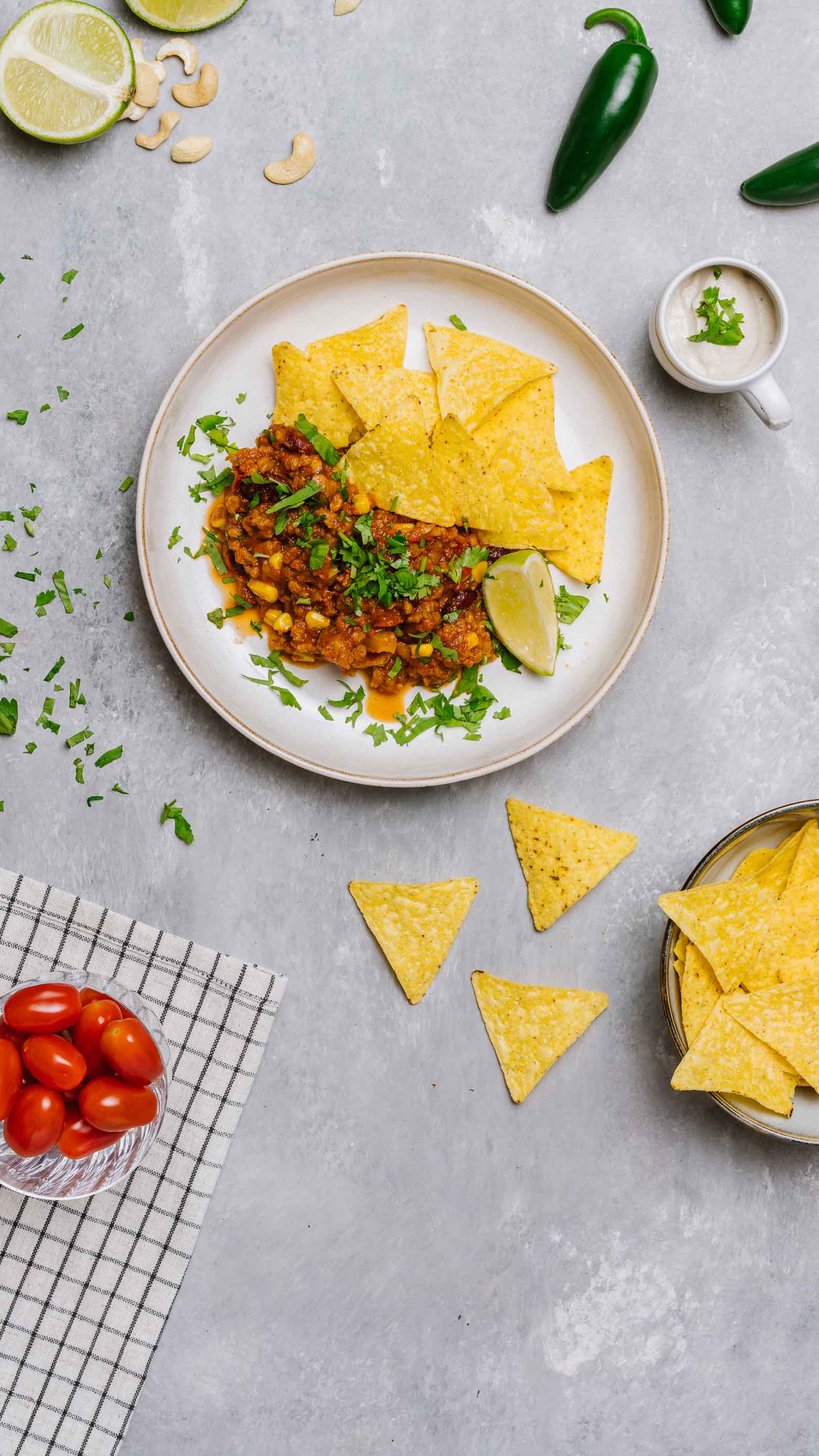 Meksykańskie chilli sin carne z roślinnym mięsem z jalapeno, sojowy skyr, nachosy