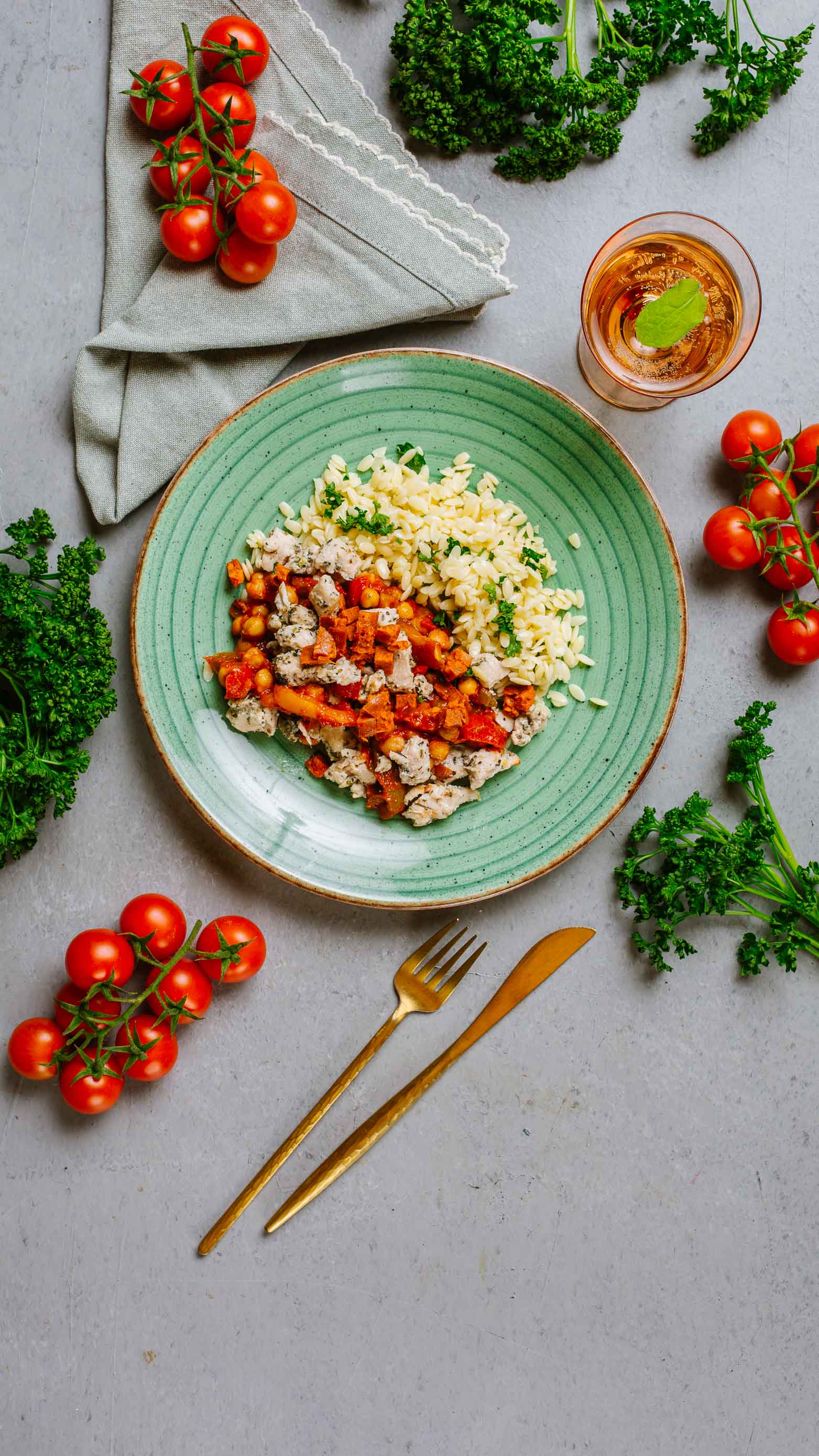 Hiszpański gulasz z kurczakiem, chorizo i ciecierzycą, makaron orzo