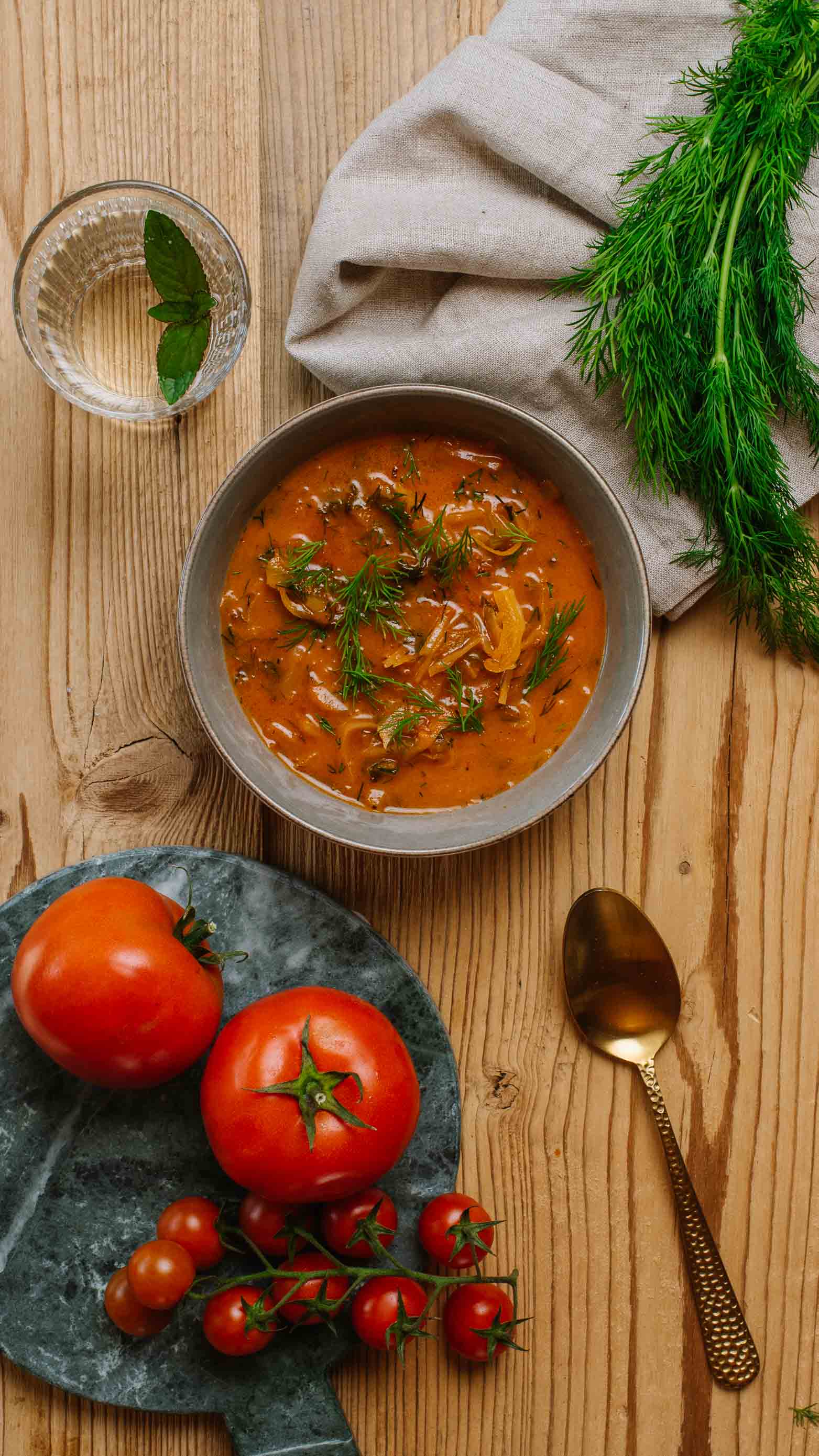 Keto kapuśniak pomidorowy ze słodkiej kapusty z koperkiem i kiełbaską