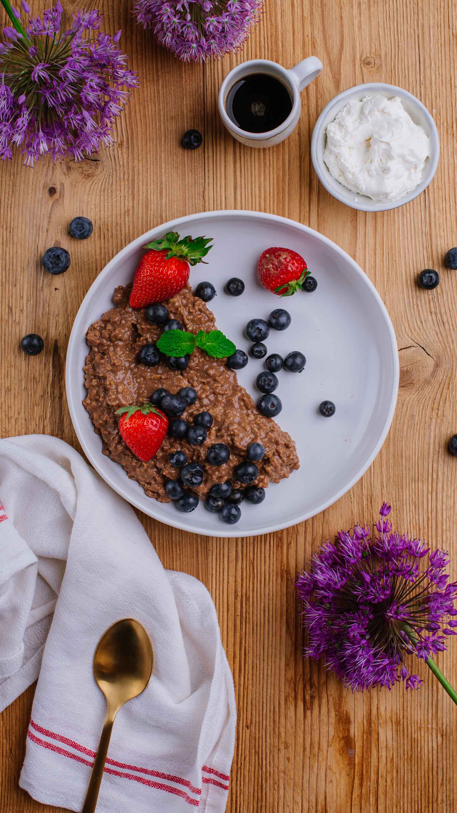 Owsianka tiramisu z kawą i kakao, krem mascarpone, borówki z truskawkami