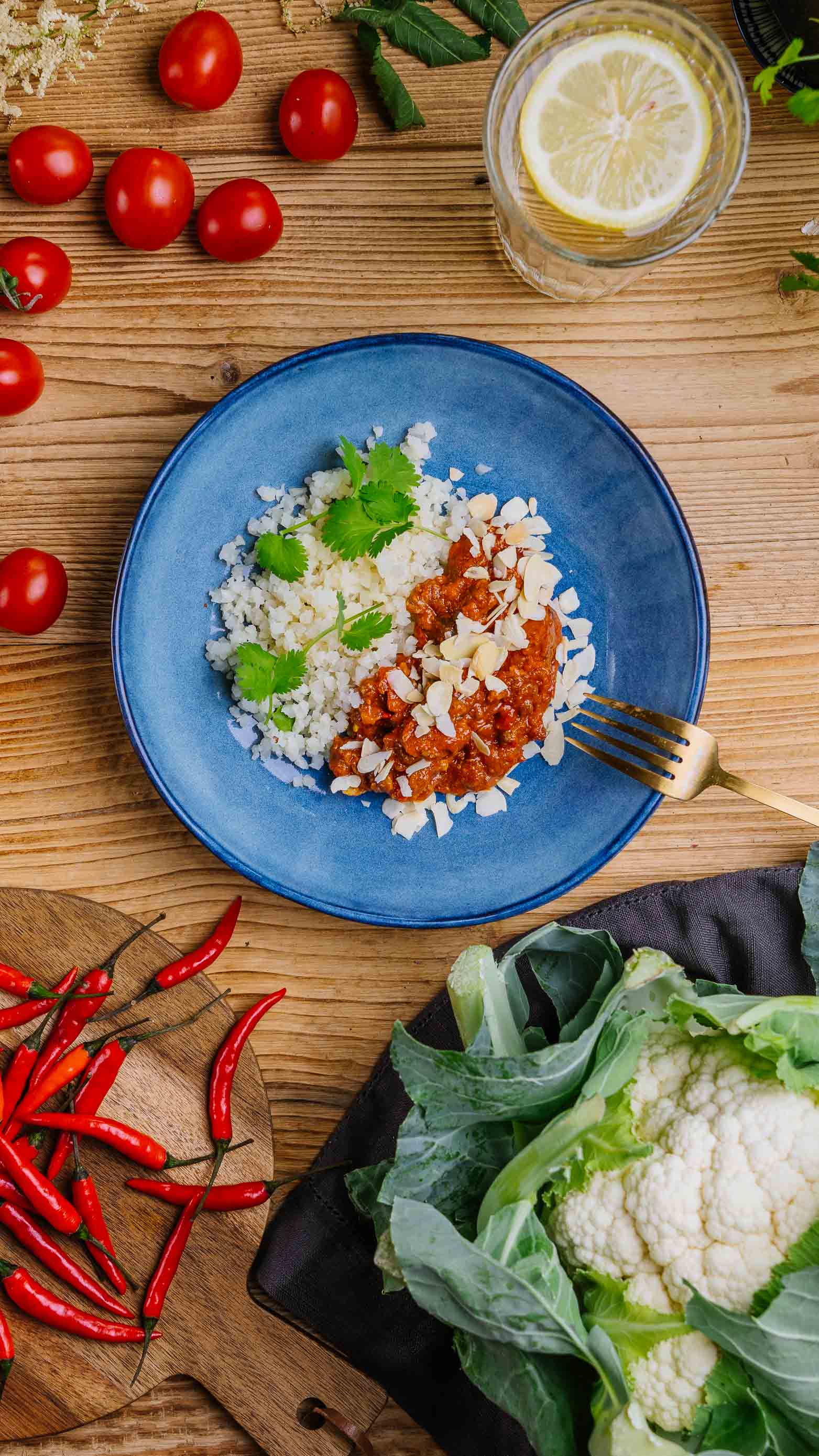 Keto chorizo chilli z płatkami migdałów, ryż z kalafiora