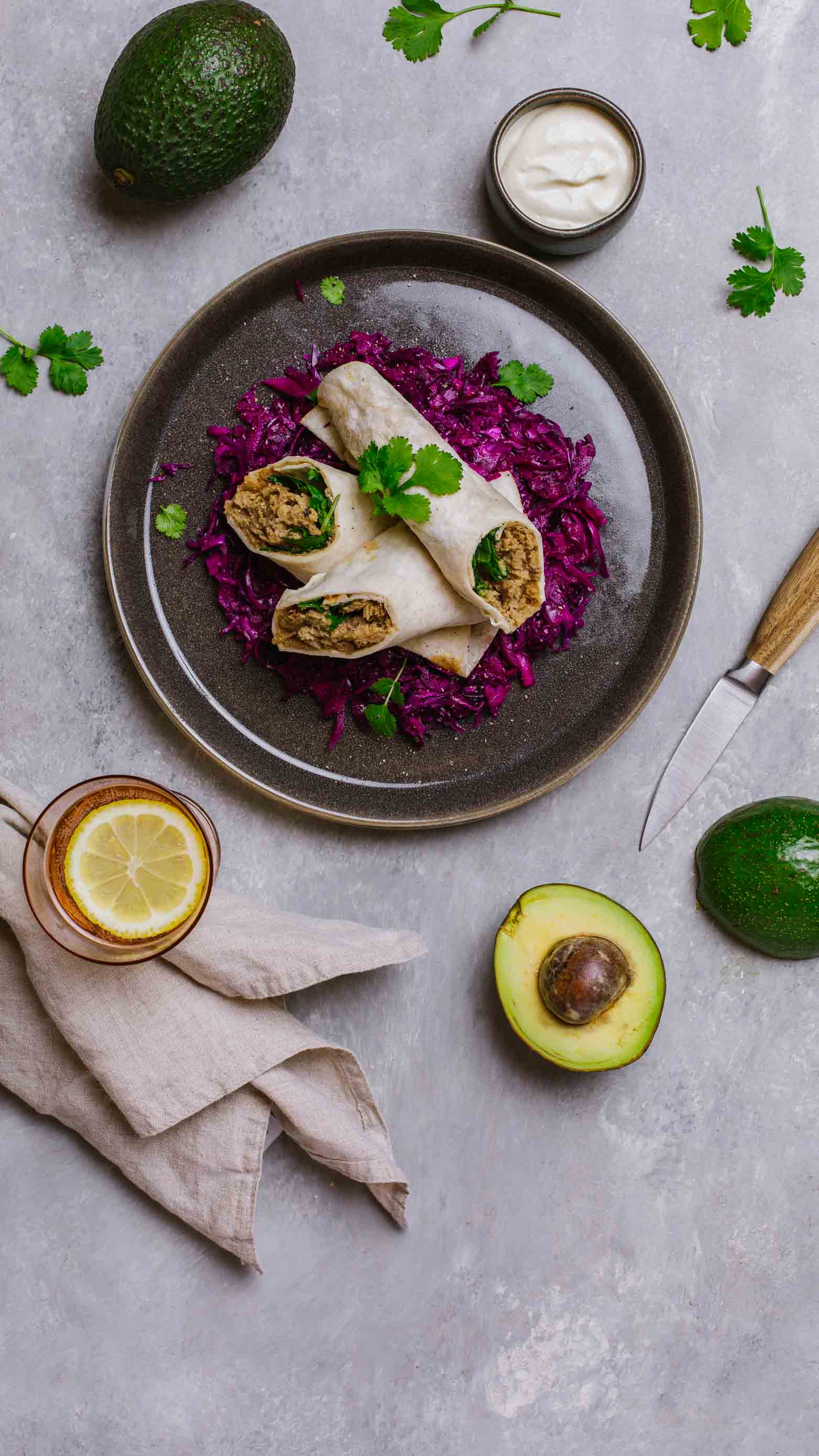Burrito z seitanem w sosie teriyaki z awokado, surówka z czerwonej kapusty