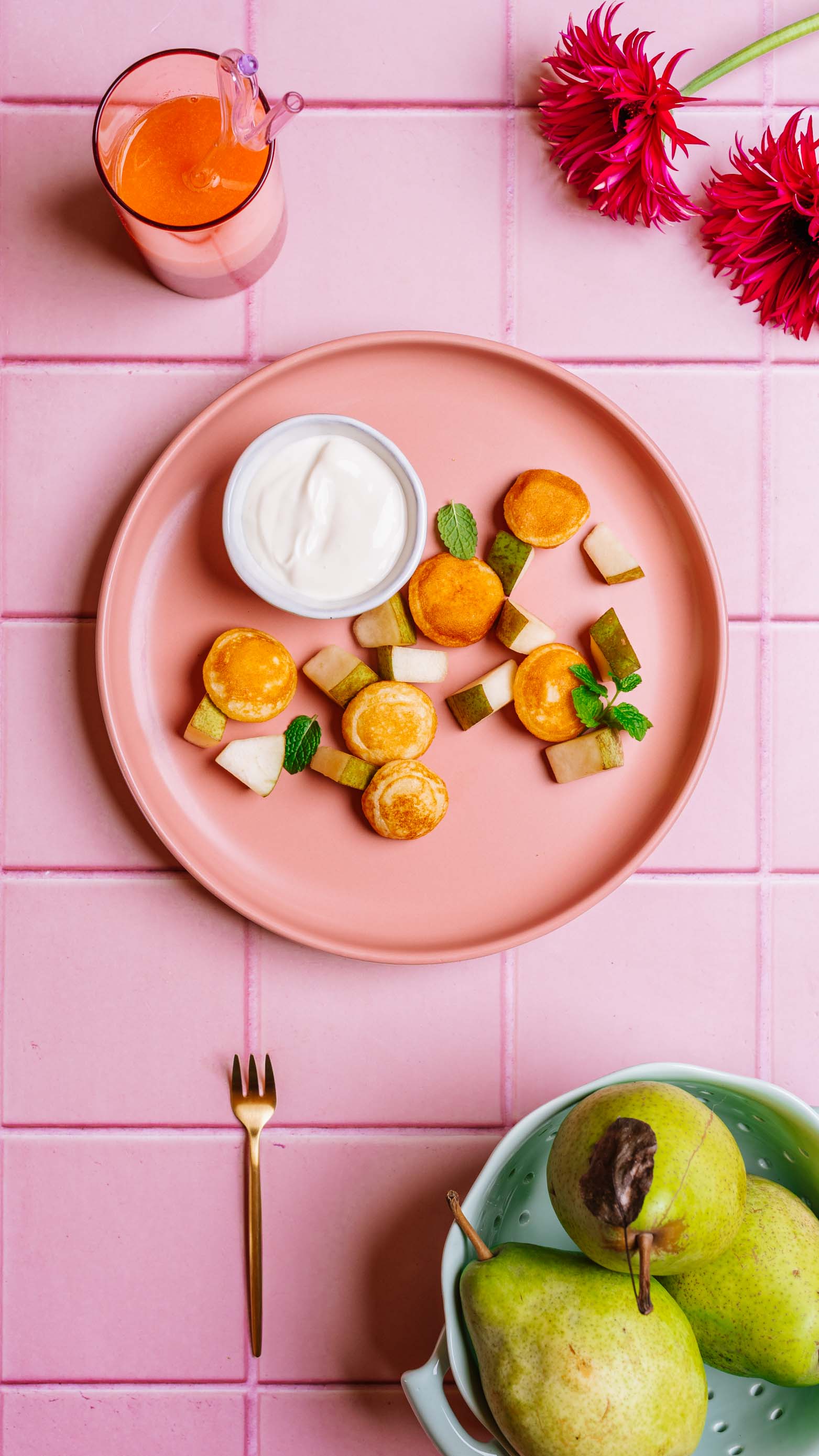 Mini pancakes, jogurt grecki z syropem klonowym, gruszka